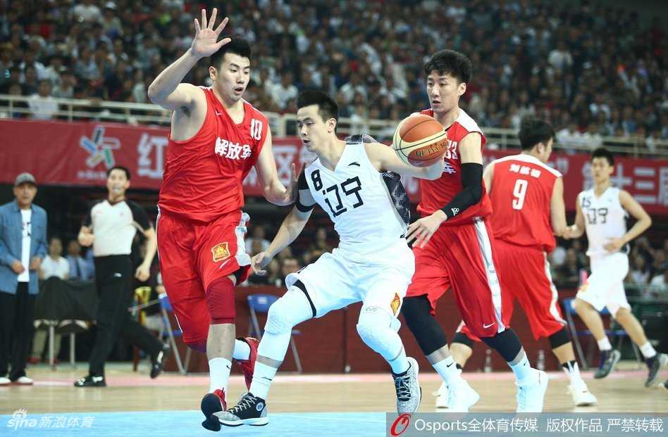 辽宁发动机赵继伟，面对解放军如潮水般的包夹防守，依然冷静地观察着场上局势，寻找着那一丝传球缝隙。