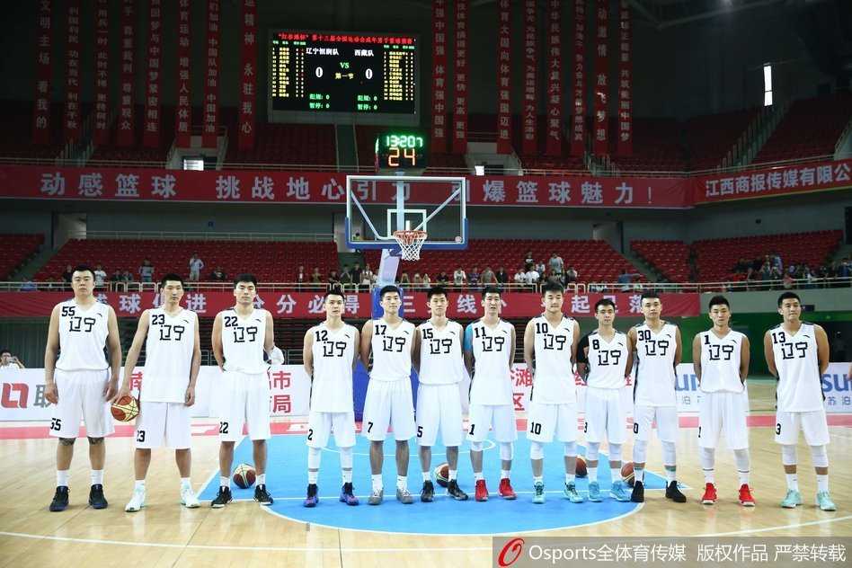 辽篮狂胜之夜郭艾伦变身表情帝 全运预赛首战创恐怖分差 赛前热身时郭艾伦心情大好,咧嘴大笑露出标志性虎牙,轻松气氛感染全场