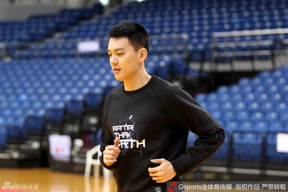 辽篮猴年收官战多点开花 赵继伟鬼魅传球郭艾伦犀利突破 兰多夫在防守压力下霸气上篮,眼神中充满坚定,仿佛在向对手宣告:“这球你休想拦住我!”