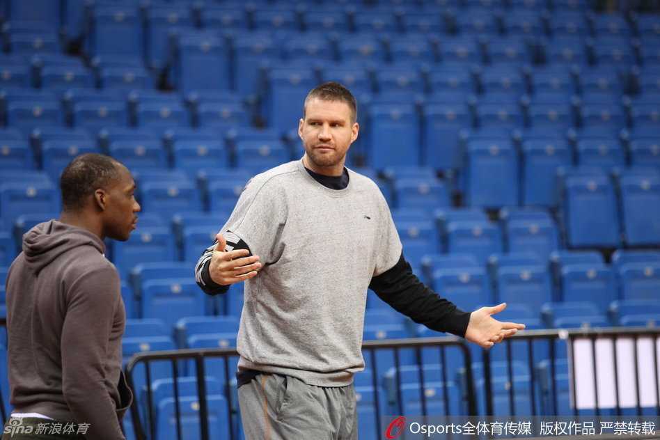 辽篮猴年收官战多点开花 赵继伟鬼魅传球郭艾伦犀利突破 赛前热身时,队长杨鸣神情专注,一丝不苟地做着拉伸,为即将到来的激战做好充分准备。