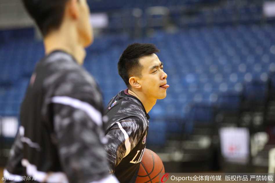 辽篮猴年收官战多点开花 赵继伟鬼魅传球郭艾伦犀利突破 郭艾伦运球突破时眼神犀利,像一阵旋风般掠过防守球员,灵动的身姿让对手难以捕捉。