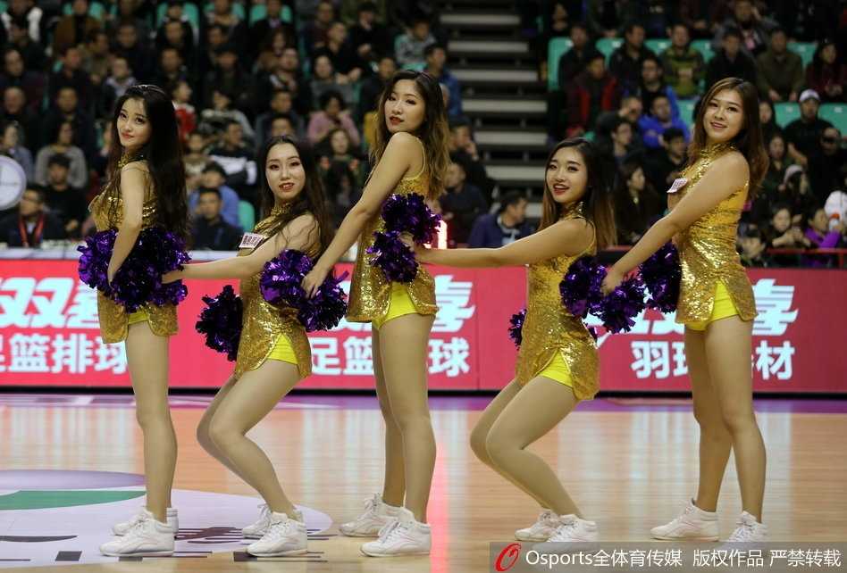 辽篮玫瑰绽放赛场,百变热舞点燃主场激情 训练间隙,几位啦啦队队员在场边轻松互动,其中一位队员展现出极佳的柔韧性,一个漂亮的一字马赢得了同伴们的掌声和笑声。