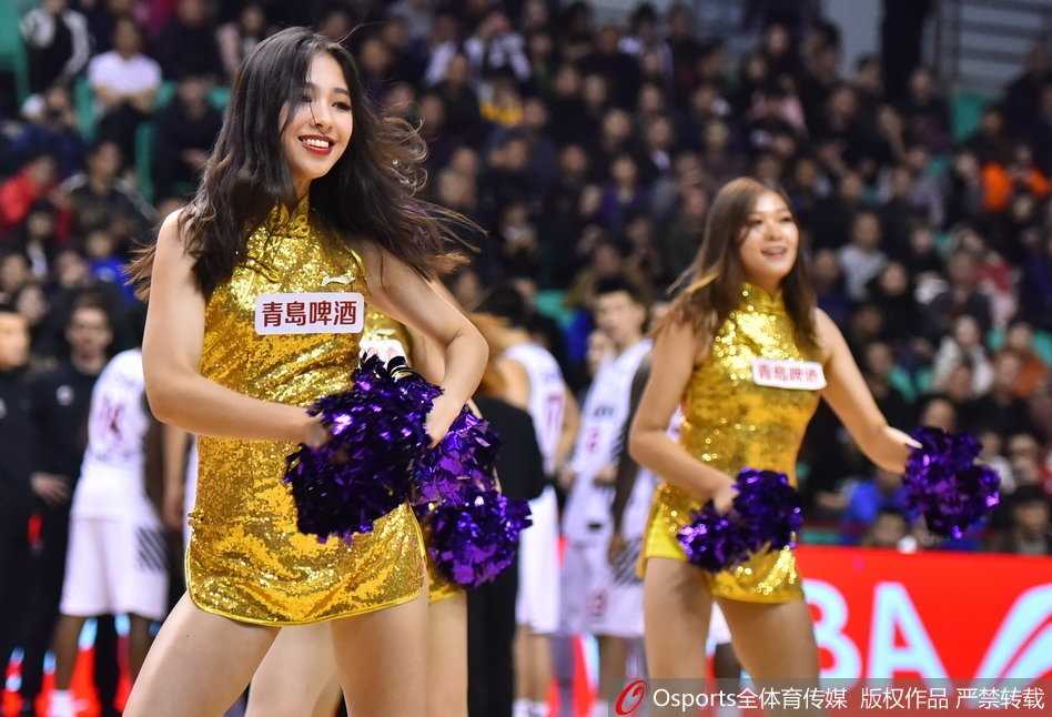 辽篮玫瑰绽放赛场,百变热舞点燃主场激情 辽宁啦啦队宝贝们身着靓丽服装,在赛前更衣室里对着镜头露出灿烂自信的微笑,青春的气息扑面而来。