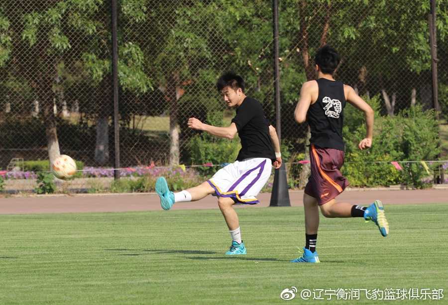 丛明晨在边路展现出细腻的脚法，面对防守球员，他冷静地尝试带球突破，动作流畅且充满自信。