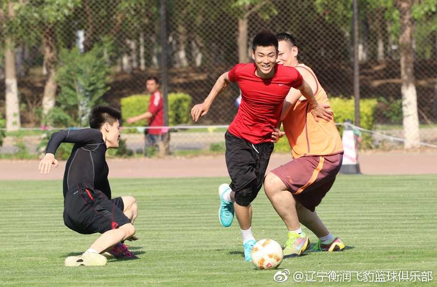 场上出现精彩的一对一攻防，球员压低身形专注防守，无论是姿势还是眼神都透着职业球员的认真劲儿，显得有模有样。