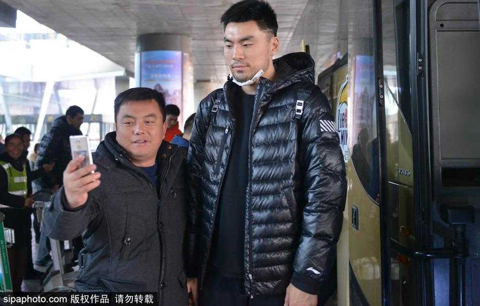 辽宁男篮众将士面带微笑，集体在沈阳机场亮相，闪光灯与欢呼声交织成凯旋的乐章。