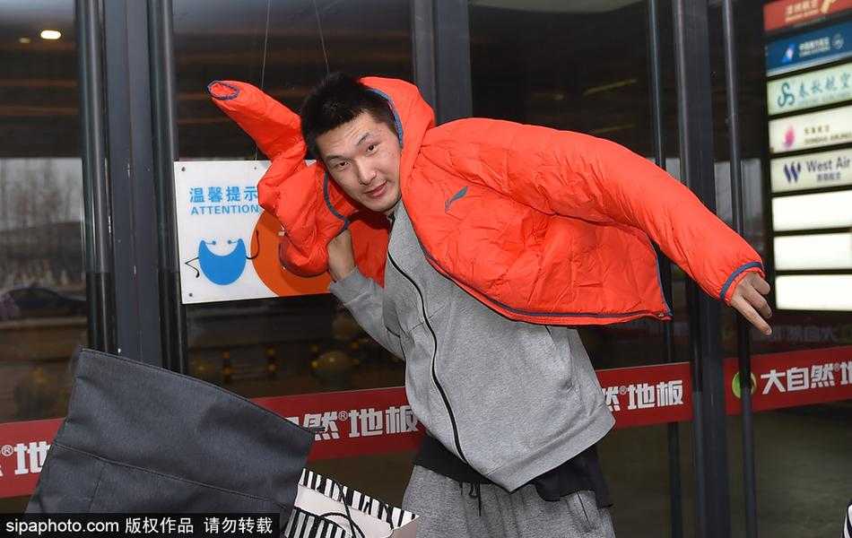 辽篮英雄载誉归:两连胜开局引爆沈阳桃仙机场热情浪潮 心情大好的郭艾伦侧身倚靠在栏杆旁,手中握着球迷递来的签名笔,正低头认真地在一个篮球上签下自己的名字,周围是无数双期待与喜悦的眼睛。