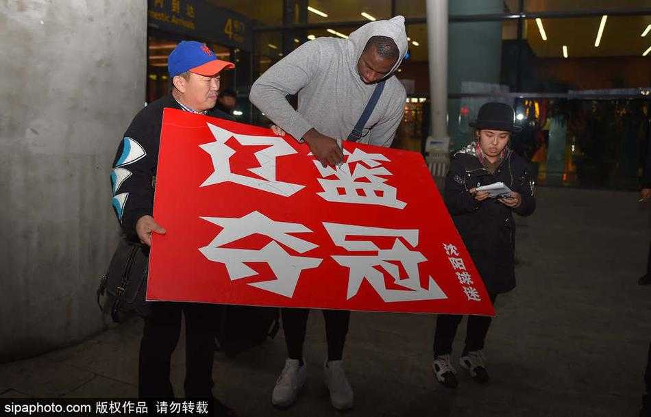 辽篮英雄载誉归:两连胜开局引爆沈阳桃仙机场热情浪潮 辽篮队员们集体登上球队大巴,车窗内可以看到他们向窗外送别的球迷挥手告别,大巴车身在闪光灯的照耀下格外醒目,预示着新的征程已经开启。