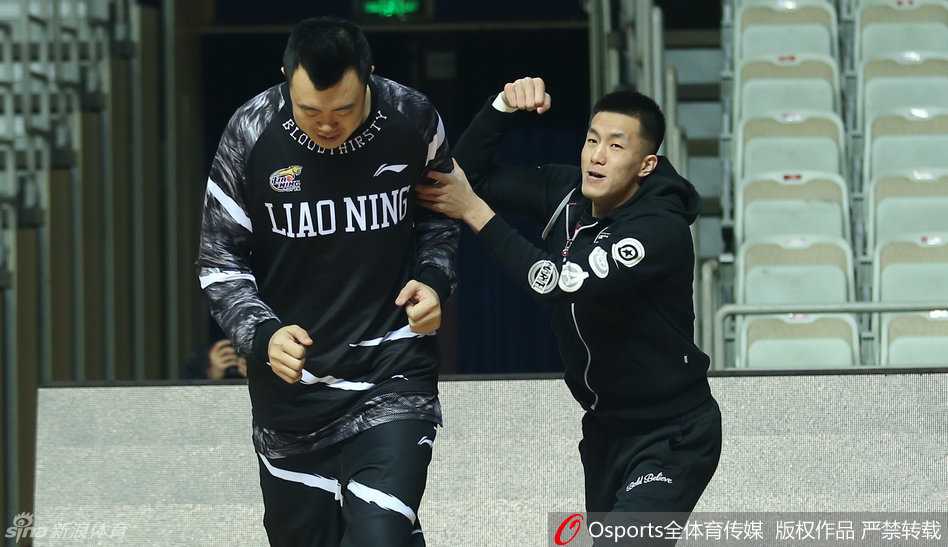 辽篮训练场欢乐多:郭少“挑衅”大韩后狂奔,哈神苦练备战沪上强敌 辽宁队训练中,郭艾伦脸上挂着狡黠的笑容,趁着韩德君不注意,挥拳轻轻捶在了这位巨塔好友的后背上,随即准备转身开溜。