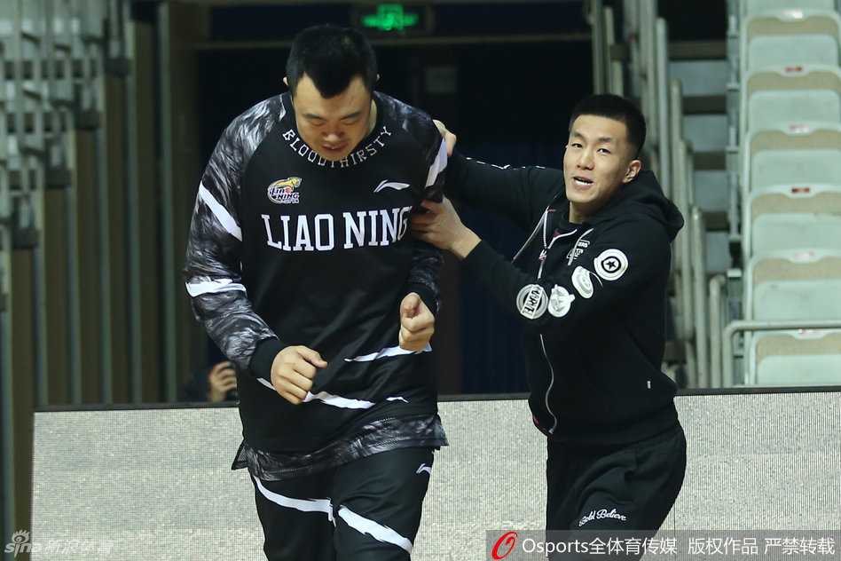 辽篮训练场欢乐多:郭少“挑衅”大韩后狂奔,哈神苦练备战沪上强敌 在一片欢笑声中,外援哈德森并未受干扰,他神情专注地进行着运球后的急停跳投练习,每一个动作都力求标准,为晚上的比赛储备能量。