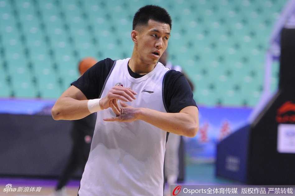 辽篮训练场边的温暖守候:那些为球迷停步的英雄 队长杨鸣穿着深色的训练外套,嘴角带着标志性的微笑,一边给身前的小朋友签名,一边轻轻摸了摸孩子的帽子。身后还有几名球迷举着手机记录这一刻,每一张脸上都写满了幸福。