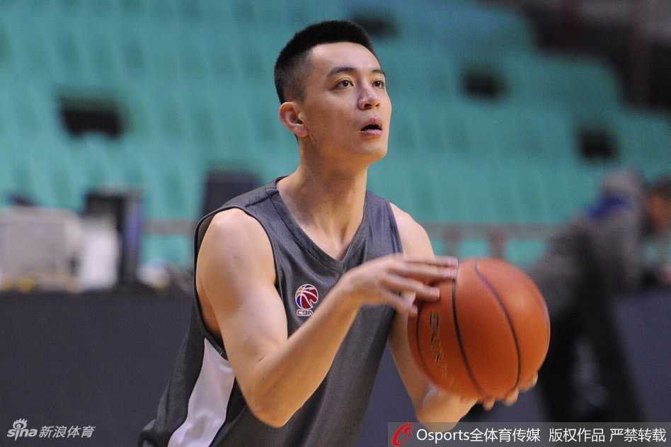 辽篮训练场边的温暖守候:那些为球迷停步的英雄 寒冬的沈阳训练馆外,辽宁男篮球员身穿黑色长款羽绒服,微微俯身接过球迷递来的篮球和笔,眼神专注而柔和,仿佛这一刻比分和胜负都已远去,只剩下签下名字时那份真诚的回应。