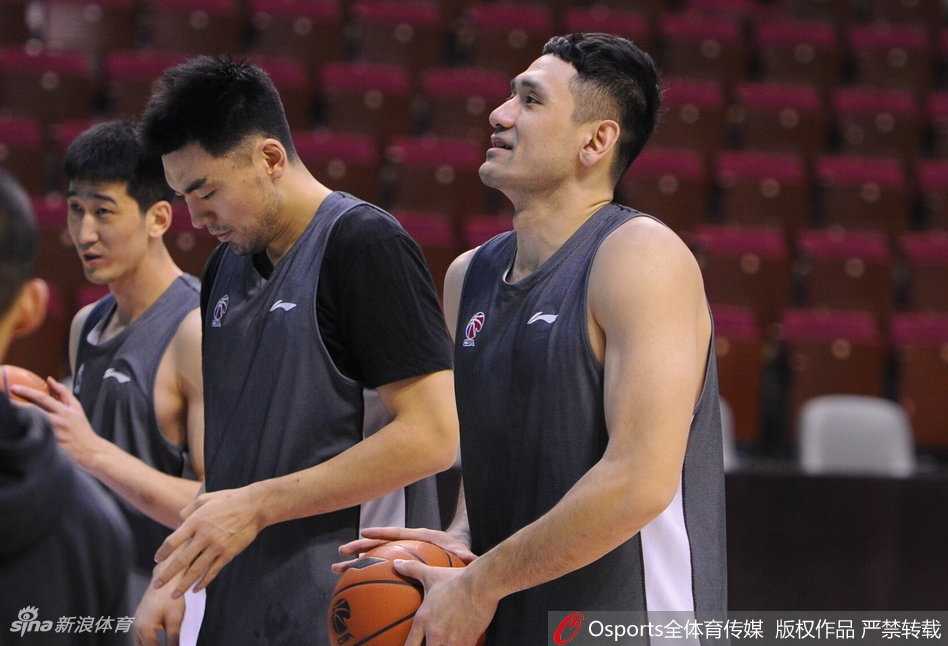 辽篮训练场边的温暖守候:那些为球迷停步的英雄 韩德君庞大的身躯在人群中格外显眼,他弯着腰,认真地在一位小球迷的笔记本上写下自己的名字,手腕上缠着的白色绷带尚未解开,那是训练中留下的印记,也是他拼尽全力的证明。