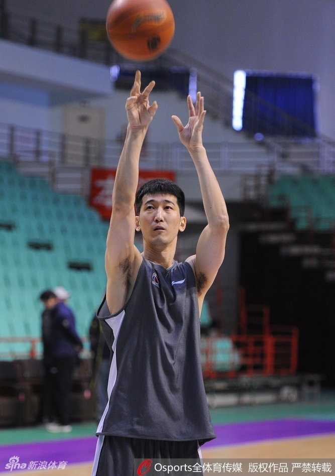 辽篮训练场边的温暖守候:那些为球迷停步的英雄 天色渐暗,训练馆的灯光透过玻璃门照出来,勾勒出球员和球迷围拢在一起的剪影。一个年轻的男孩踮起脚尖,努力将手中的纪念品递到前面,所有人的目光都聚焦在球员手中的那支笔上,那是信任与热爱的传递。