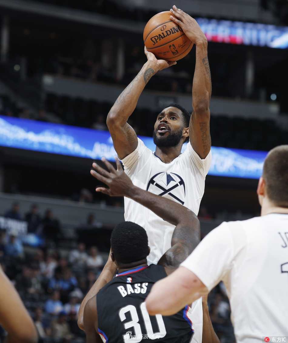 辽篮豪掷两百万美金签下NBA悍将巴斯,内线升级剑指总冠军 巴斯在比赛中积极卡位拼抢篮板,眼神专注肌肉紧绷,每一个细节都彰显着职业态度