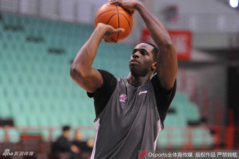 辽篮赛前备战欢乐多,郭艾伦搞怪耍宝成“开心果” 郭艾伦在训练中做出搞怪表情,张大了嘴巴,仿佛在呐喊,又像是在故意逗乐拍摄的镜头。