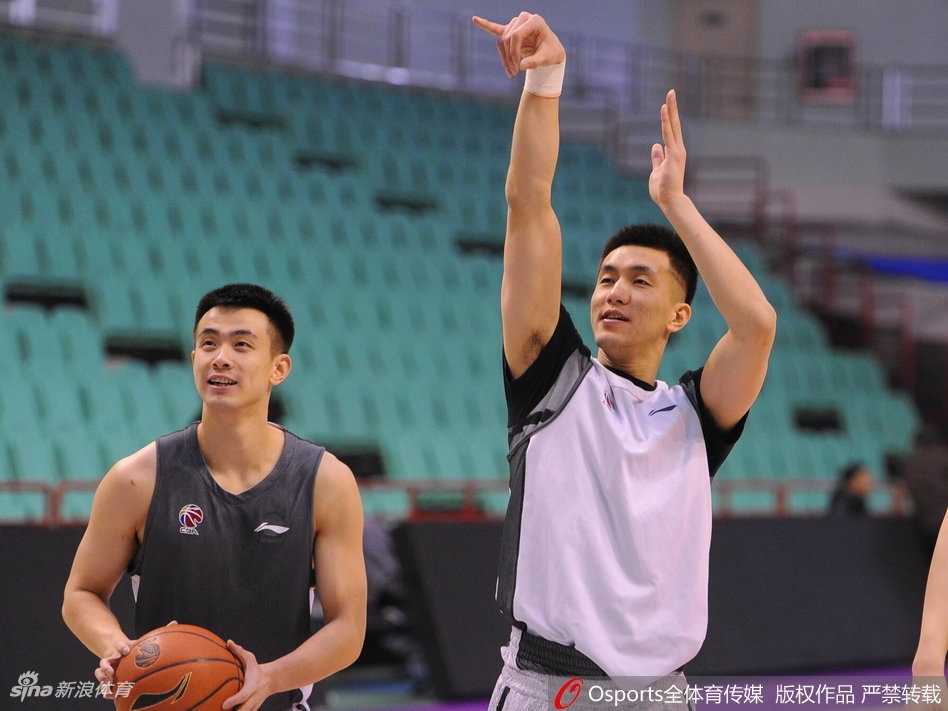 辽篮赛前备战欢乐多,郭艾伦搞怪耍宝成“开心果” 郭艾伦在训练间歇露出标志性的搞怪表情,双手比出奇特手势,仿佛在导演一出篮球喜剧。