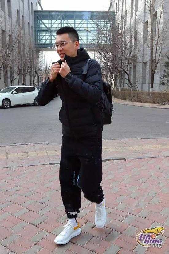 辽篮赴宝岛以球会友 两胜富邦勇士为季后赛磨刀 辽宁男篮的大巴车停在训练基地门口,车身上“辽宁本钢”的字样格外醒目,球员们正将行囊一一放入车厢,准备开启这段南下之旅。