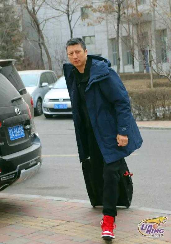 辽篮赴宝岛以球会友 两胜富邦勇士为季后赛磨刀 比赛场上,身着白色客场球衣的辽宁队员正在执行一次快速反击,赵继伟运球穿过防线,眼神坚定地寻找着前方的队友。