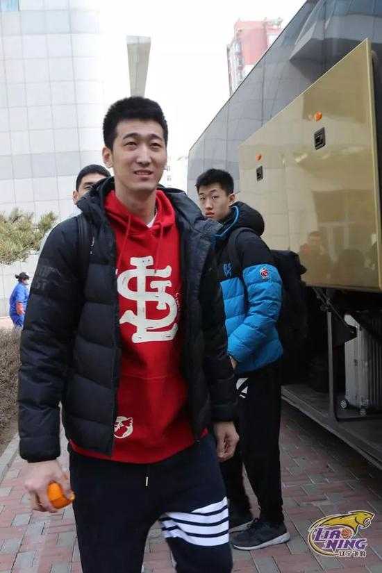 辽篮赴宝岛以球会友 两胜富邦勇士为季后赛磨刀 在比赛的关键时刻,哈德森外线持球面对防守,他高高跃起,手腕轻轻一抖,篮球在空中划出一道美妙的弧线,直奔篮筐而去。