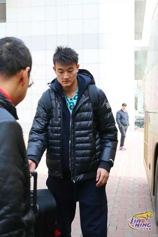 辽篮赴宝岛以球会友 两胜富邦勇士为季后赛磨刀 沈阳的夜色中,辽篮的大巴车稳稳地停在训练基地门口,车窗透出温暖的灯光,宣告着这次南下交流之旅圆满结束,将士们平安归来。