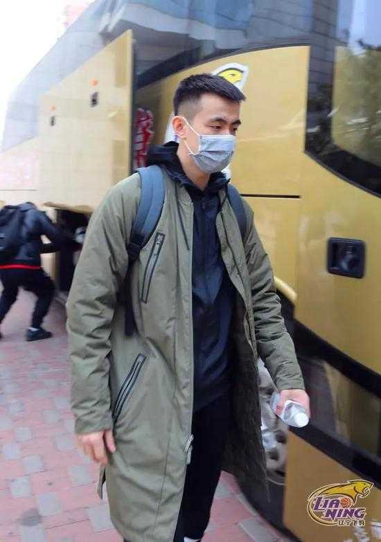 辽篮赴宝岛以球会友 两胜富邦勇士为季后赛磨刀 在沈阳桃仙国际机场的候机大厅里,几名辽篮队员正围坐在一起,神情轻松地聊着天,身后的落地窗外,一架银色的飞机正静静等待。