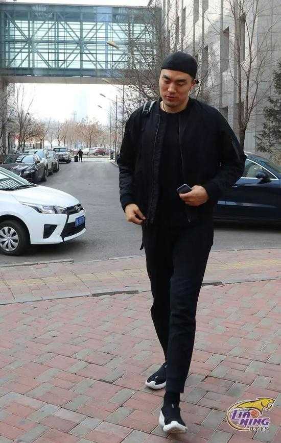 辽篮赴宝岛以球会友 两胜富邦勇士为季后赛磨刀 夜幕降临,台北的街头霓虹闪烁,几名辽篮队员穿着便装悠闲地走在夜市中,脸上洋溢着轻松的笑容,感受着与北方不同的冬日温暖。