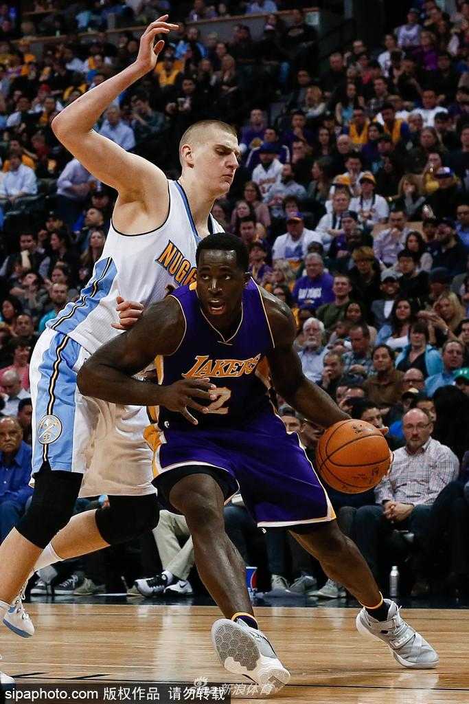 辽篮迎来内线铁闸巴斯,这位绿衫军猛将欲在CBA施展铁血本领 巴斯在备战的间隙独自加练中距离投篮,皮球划过一道完美的弧线空心入网,他的目光紧紧跟随篮筐,神情中透露出对自己看家本领的绝对自信。