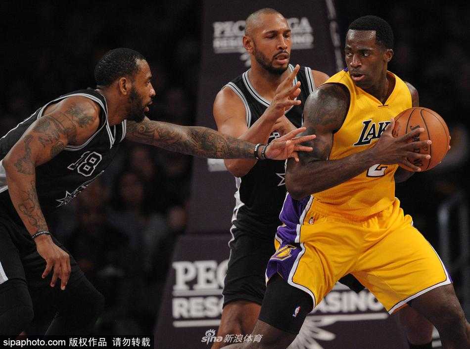 辽篮迎来内线铁闸巴斯,这位绿衫军猛将欲在CBA施展铁血本领 刚下飞机的巴斯在机场被热情的辽宁球迷团团围住,他面带微笑为球迷签名,身上还穿着那件标志性的训练外套,身后是繁忙的国际到达出口。