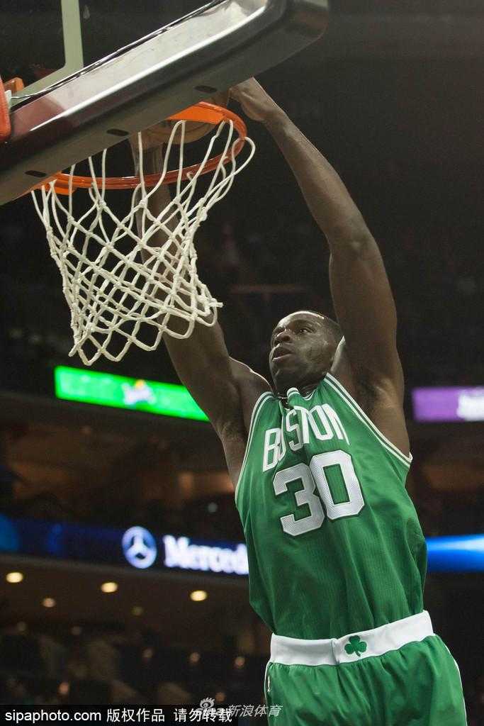 辽篮迎来内线铁闸巴斯,这位绿衫军猛将欲在CBA施展铁血本领 巴斯在罚球线上神情专注,他高高跃起准备出手,额头上的汗珠闪烁着光芒,背景里模糊的看台仿佛已经响起了辽宁球迷未来的欢呼声。