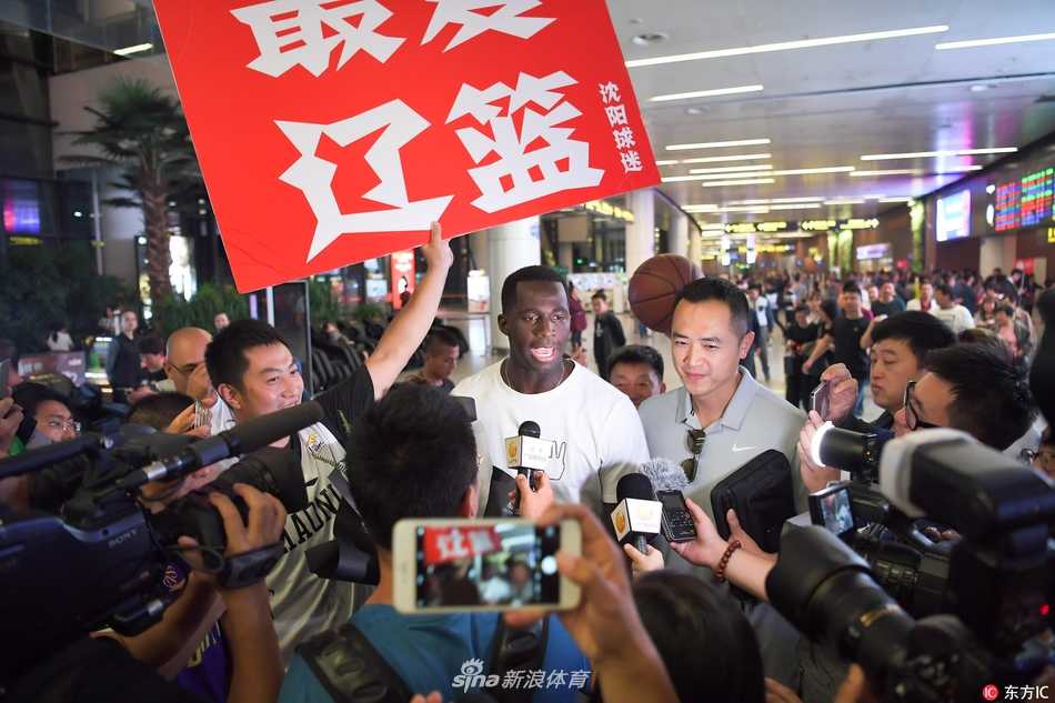 辽篮铁血战将驾到!巴斯深夜空降沈阳,球迷热情接机盼其率队圆梦 巴斯在安保人员的护送下离开机场,他身后的辽宁球迷依然恋恋不舍,这张背影照开启了他在CBA的传奇篇章。
