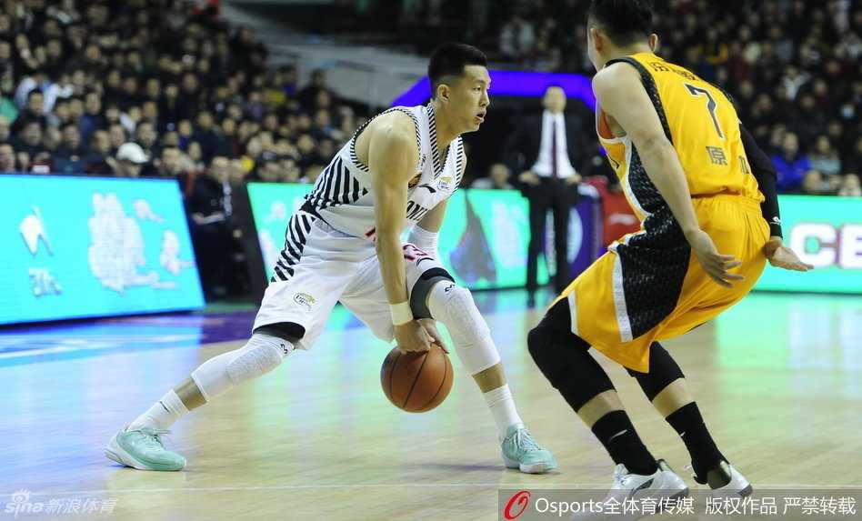 廉明无视防守压力，抱球强行突破上篮，展现出辽篮角色球员的硬汉本色。