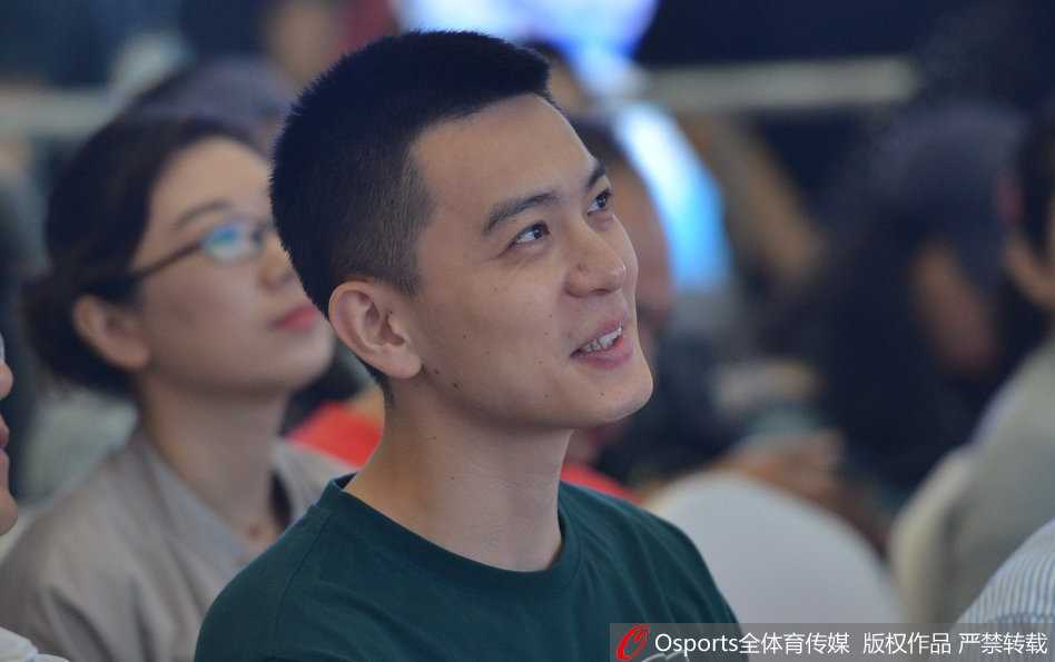 杨鸣在投篮互动环节起跳投篮，动作潇洒帅气，背景是苏宁易购的活动场地