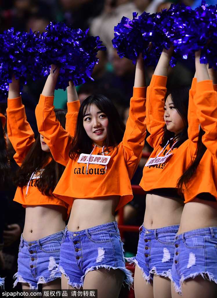 辽粤大战前夜的激情舞者 本溪主场篮球宝贝闪耀时刻 表演结束后,宝贝们面对镜头露出灿烂笑容挥手致意,额头上的汗珠在灯光下闪闪发亮,那是努力付出后最真实的勋章。