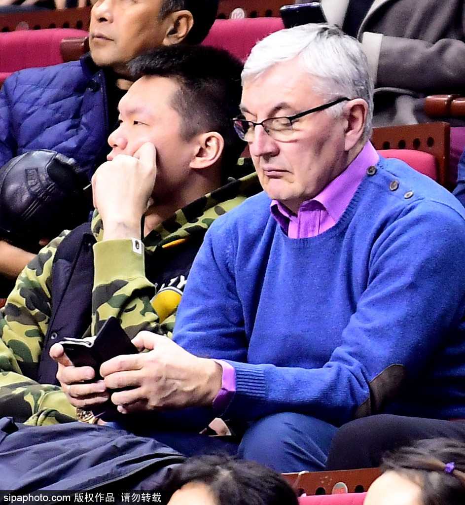 辽粤故人本溪聚首,赛场风云见证尤纳斯与朱芳雨的弟子情 赛前热身时段,朱芳雨微微侧身,与恩师尤纳斯低声交谈,仿佛在分享着对场上球员表现的独到见解,眼神中流露出对昔日并肩作战时光的怀念。