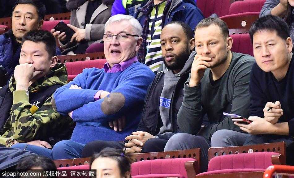 辽粤故人本溪聚首,赛场风云见证尤纳斯与朱芳雨的弟子情 赛场上,广州队的球员们激情庆祝一次关键的进攻得分,场边的尤纳斯和朱芳雨不约而同地鼓掌致意,仿佛对客队的顽强表现也给予了无声的认可。