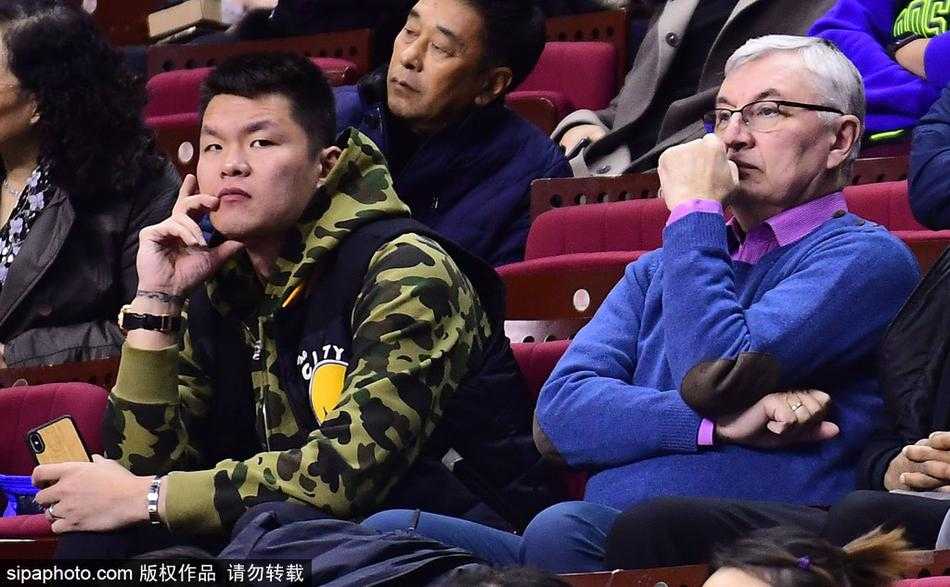 辽粤故人本溪聚首,赛场风云见证尤纳斯与朱芳雨的弟子情 比赛尾声,尽管胜负已分,但尤纳斯依然稳稳地坐在原位,手指轻点下巴陷入沉思,朱芳雨则双臂环抱在胸前,二人如同雕塑般凝视着赛场,仿佛在谋划着未来的宏图。