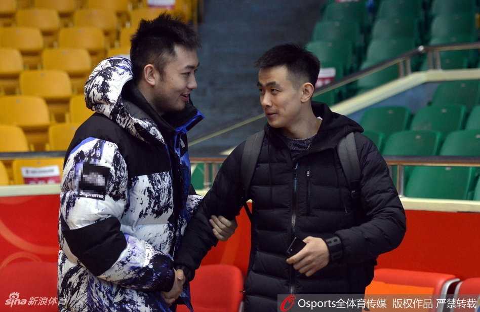 山东队年轻后卫张辉在运球时，遭遇了辽宁队好友高诗岩的严防死守，但这并非真正的对抗，而是朋友间带有嬉闹性质的亲密互动