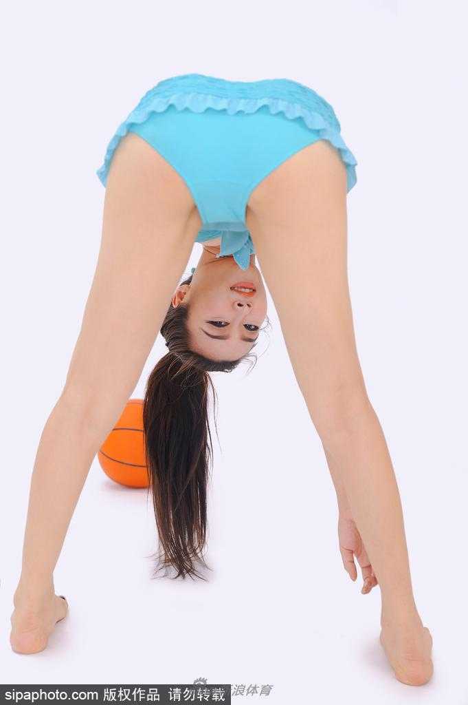 运动女神苏巍篮球场定格夏日甜酷瞬间 苏巍在篮球架下微微侧身,手托篮球,白皙肌肤在午后光晕中泛起象牙光泽,眼神专注而温柔,动静之间定格运动女神风范。