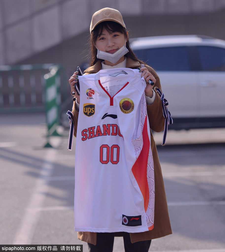 天色渐暗，几位迷妹在昏黄的灯光下依然不愿离去，她们有的在整理刚获得的签名，有的还在向场馆内张望，希望能再多看一眼心中的偶像。