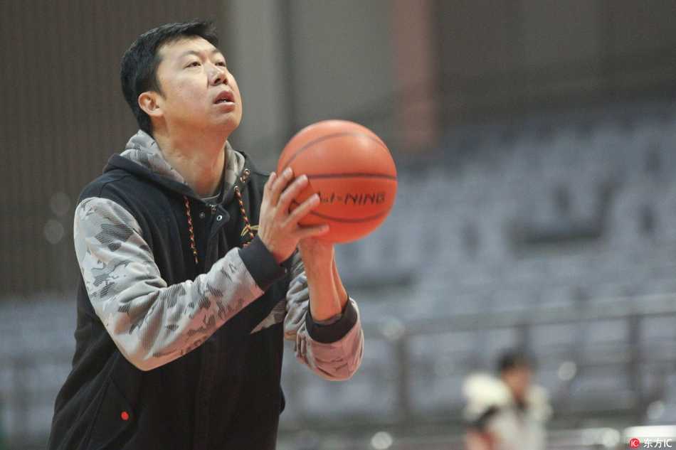 追风者的传承:王治郅在北仑开放日亲授单打技艺 王治郅在训练馆中央背身持球,眼神专注地盯着篮筐,准备向年轻球员演示内线进攻步伐。