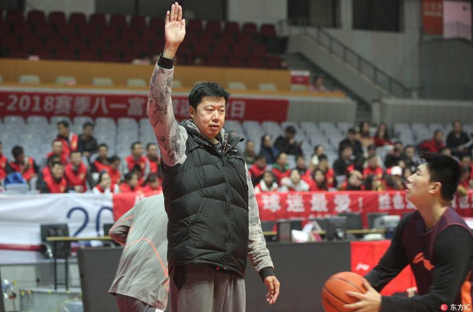 追风者的传承:王治郅在北仑开放日亲授单打技艺 大郅在对抗训练中轻舒猿臂,面对防守球员抛射出手,场边的球迷们纷纷举起手机记录这一瞬间。