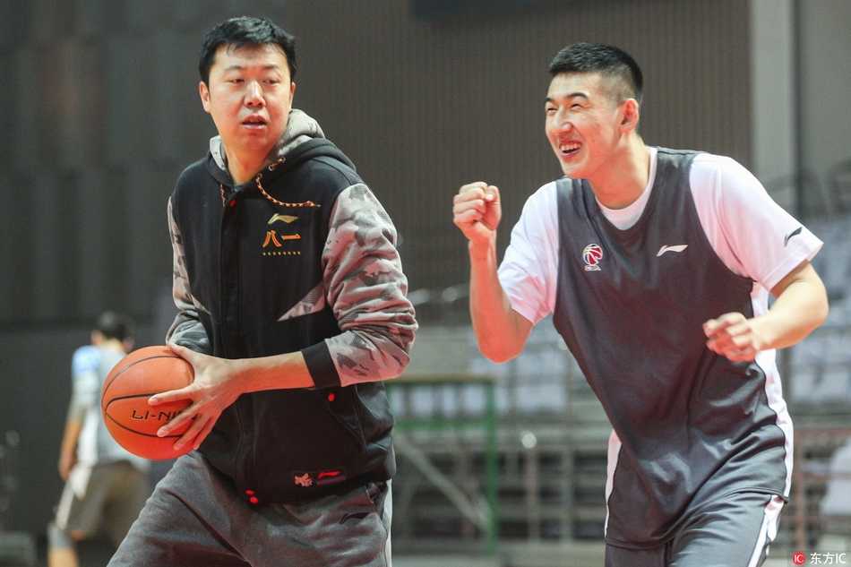 追风者的传承:王治郅在北仑开放日亲授单打技艺 王治郅在一群年轻球员中间格外显眼,他正在用双手比划着,讲解高位策应的战术跑位。