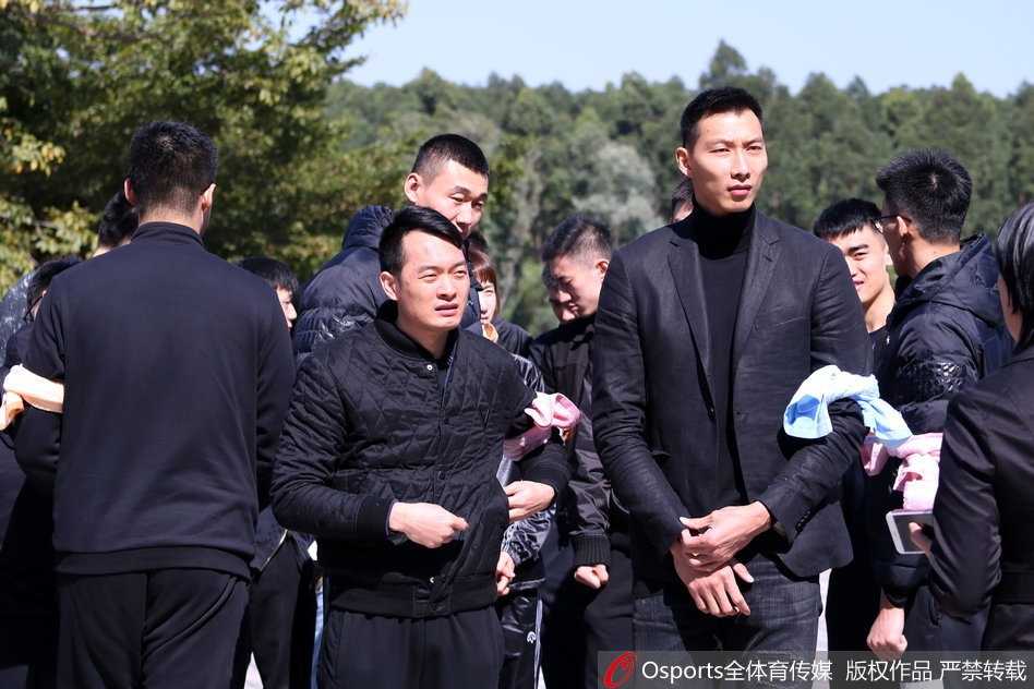 陈江华和李群在仪式上面色凝重，这些从宏远走出的国手们无论身在何处，此刻都回到了林叔身边，感激他为中国篮球输送了无数英才