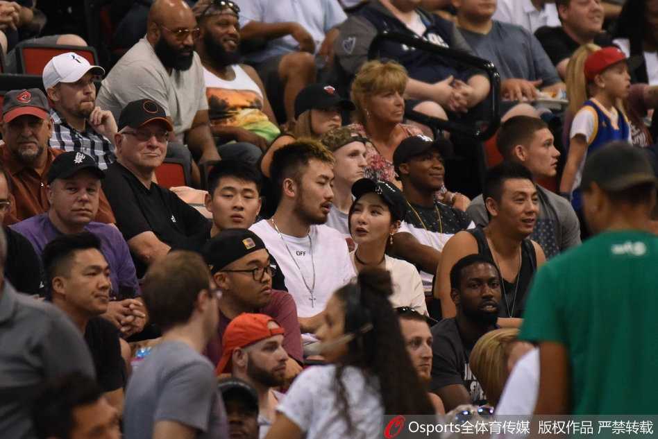 逐梦拉斯维加斯,丁彦雨航拼尽全力赢尊重 睢冉在现场为丁彦雨航的精彩表现振臂欢呼,仿佛自己也在球场上与兄弟并肩作战。