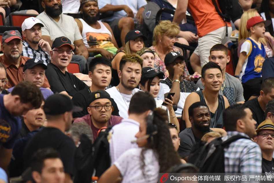 逐梦拉斯维加斯,丁彦雨航拼尽全力赢尊重 好友睢冉现身看台,神情专注地为丁彦雨航加油,兄弟情深令人动容。