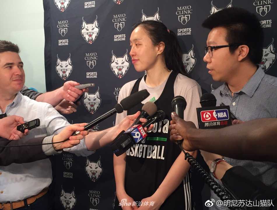 邵婷的WNBA逐梦之旅:在明尼苏达山猫绽放的夏日 邵婷身披山猫队9号战袍,在镜头前露出自信而温暖的微笑,蓝色的球衣映衬着她坚定的眼神,仿佛在无声地诉说着对未来的憧憬。
