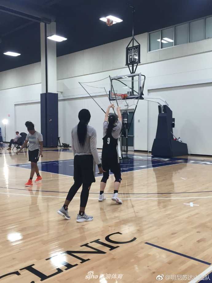 邵婷的WNBA逐梦之旅:在明尼苏达山猫绽放的夏日 山猫队媒体日上,邵婷与队友们亲密地靠在一起,面对镜头开怀大笑,这一刻,国籍与语言的界限消失了,只剩下篮球带来的纯粹的快乐与姐妹般的情谊。