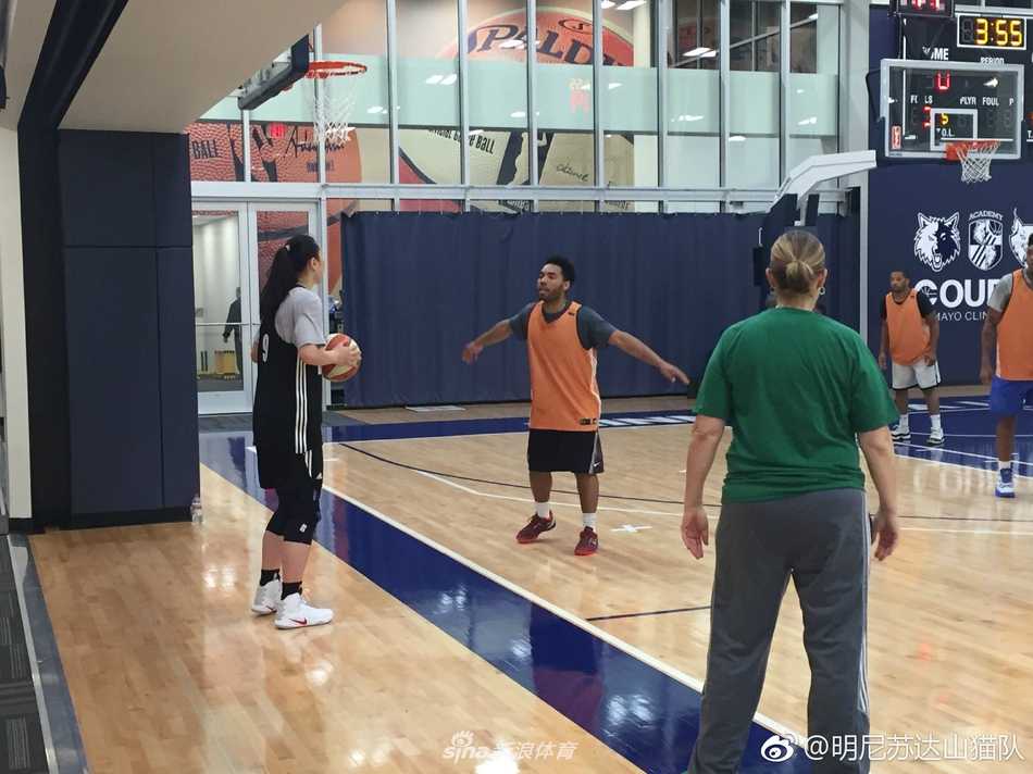 邵婷的WNBA逐梦之旅:在明尼苏达山猫绽放的夏日 在明尼苏达大学宁静的图书馆里,邵婷在书架上认真翻阅书籍,赛场下的她依然保留着学生的身份,在知识的海洋中寻求内心的平静与力量。