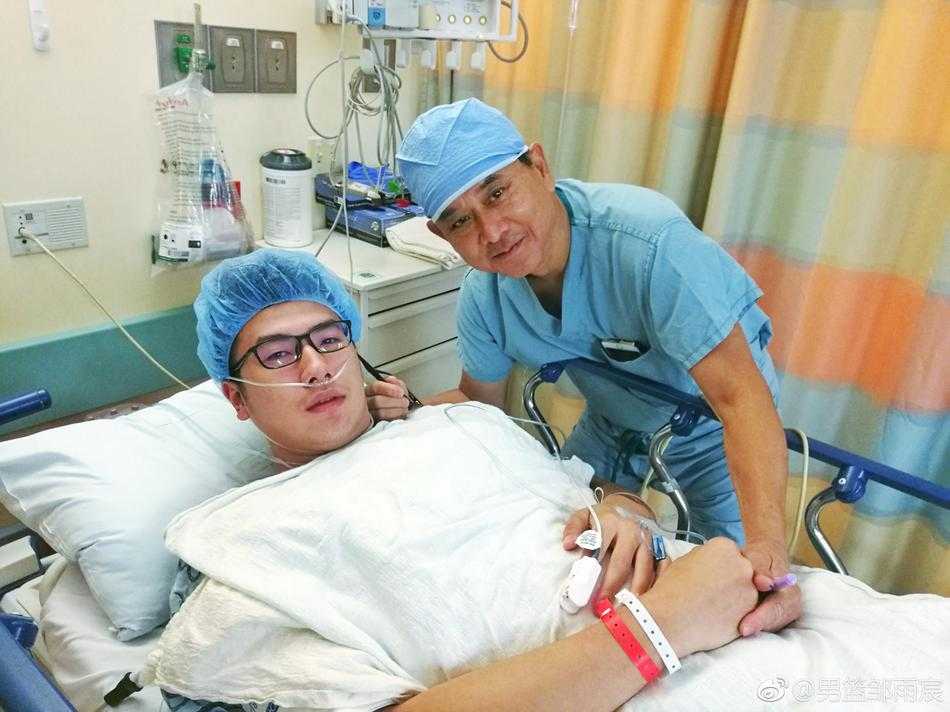 邹雨宸在康复师的辅助下进行拉伸练习，全神贯注地完成每一个细微的动作，为重返赛场打下坚实基础。